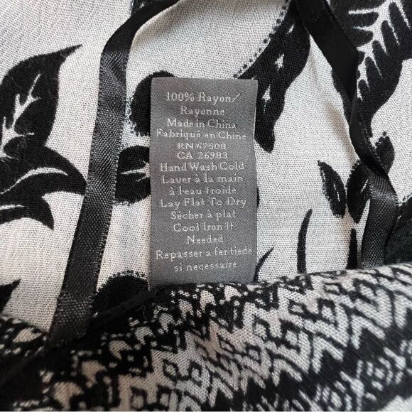 Vince Camuto Tropical Bird Floral Wrap Kimono With Tassels OSFM - Picture 8 of 8